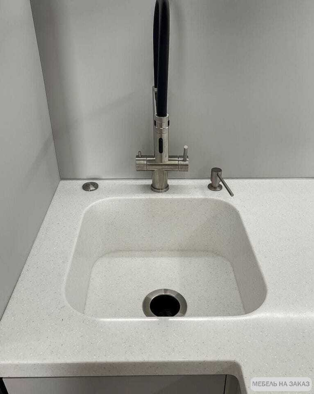 Белая кухня в потолок