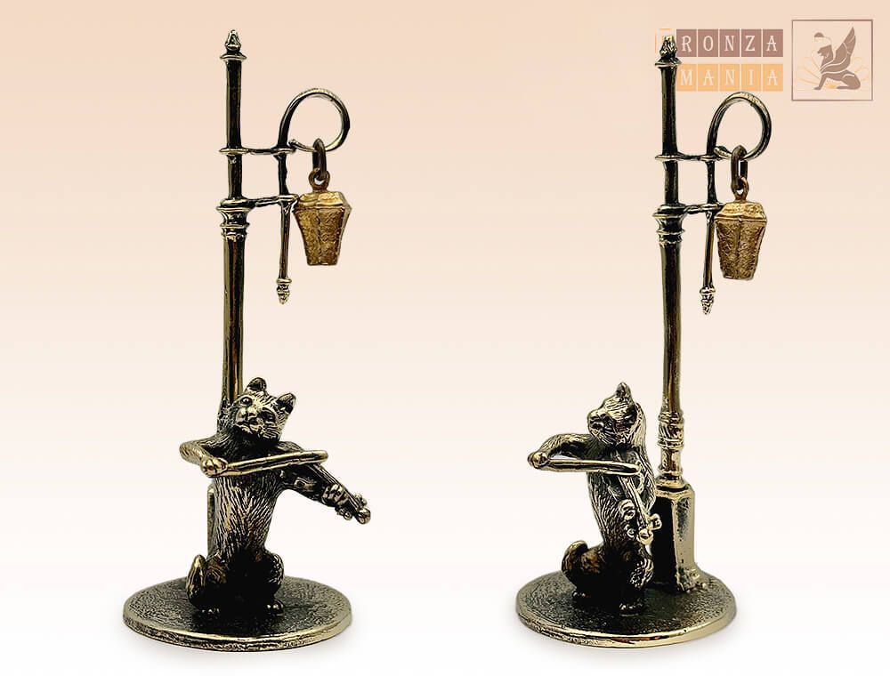 фигурка Котик с скрипкой под питерским фонариком