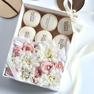 Набор макаронс с логотипом (6 шт) и цветами