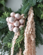 Рождественский венок с персиковым декором