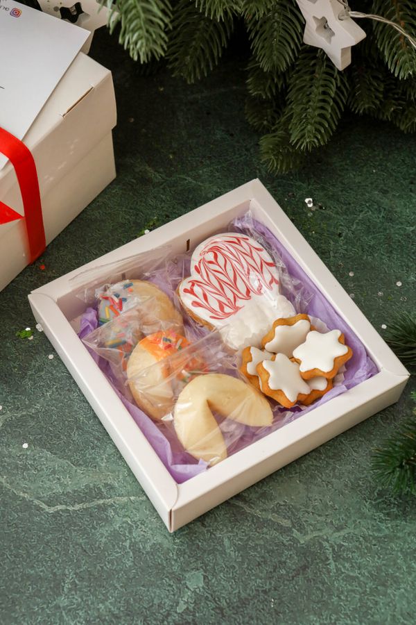 Шесть мини пряников снежинок, новогодний мини пряник, три печенья с предсказаниями