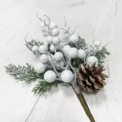 Ветвь заснеженная Блестящая с белыми ягодами и шишками 35 см., Christmas DeLuxe (89185)