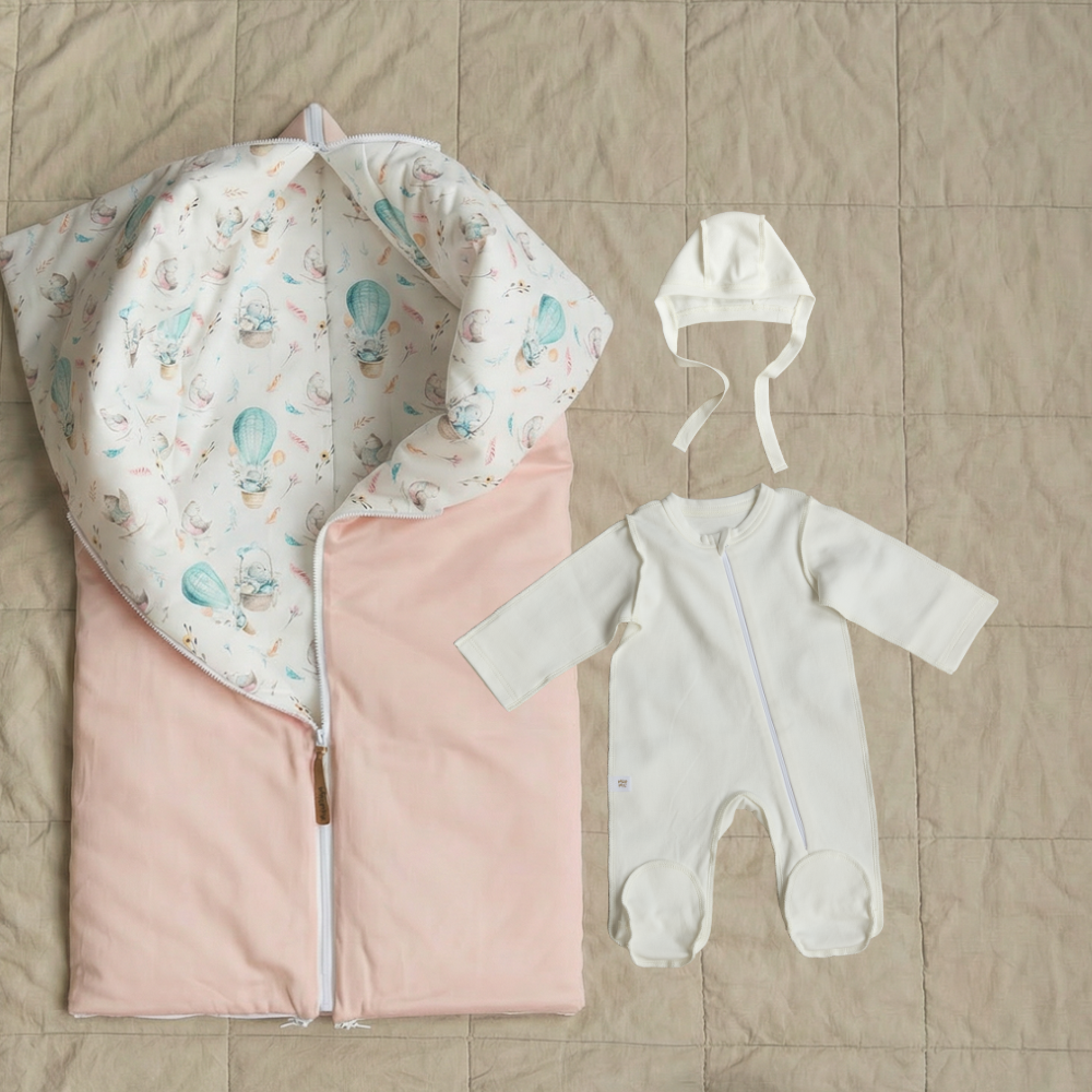 Комплект на выписку Зайчики на воздушных шарах (пудра) /(конверт+слип+чепчик)