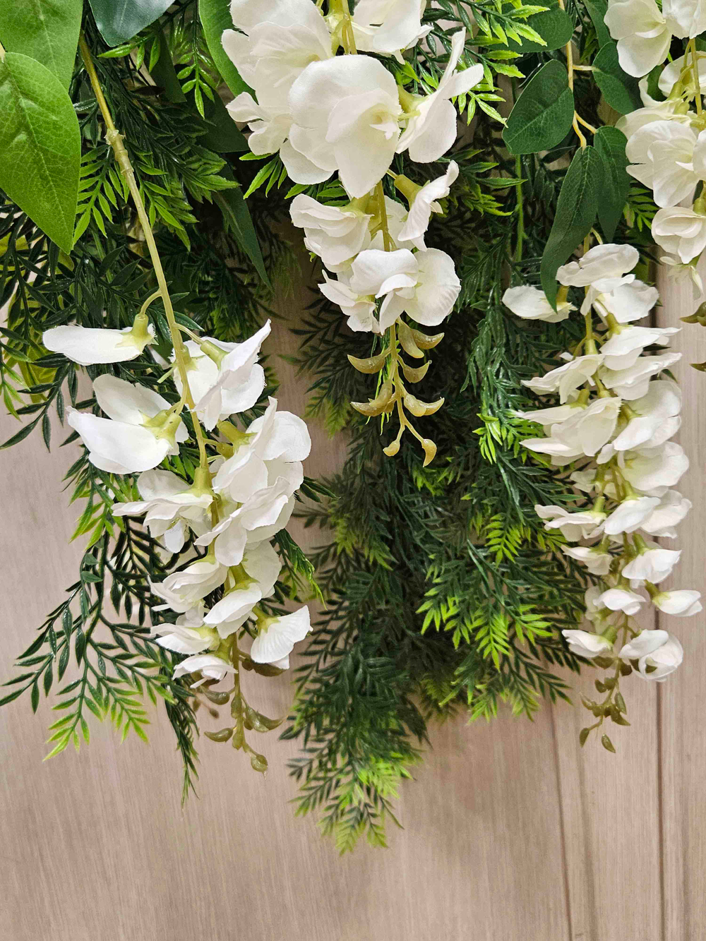 Акация белая 7 цветков в подвесном белом кашпо на цепочке