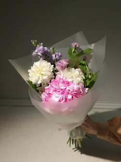 Летний солнечный букет с танацетумом и ароматными пионами Сара Бернард (С0034)