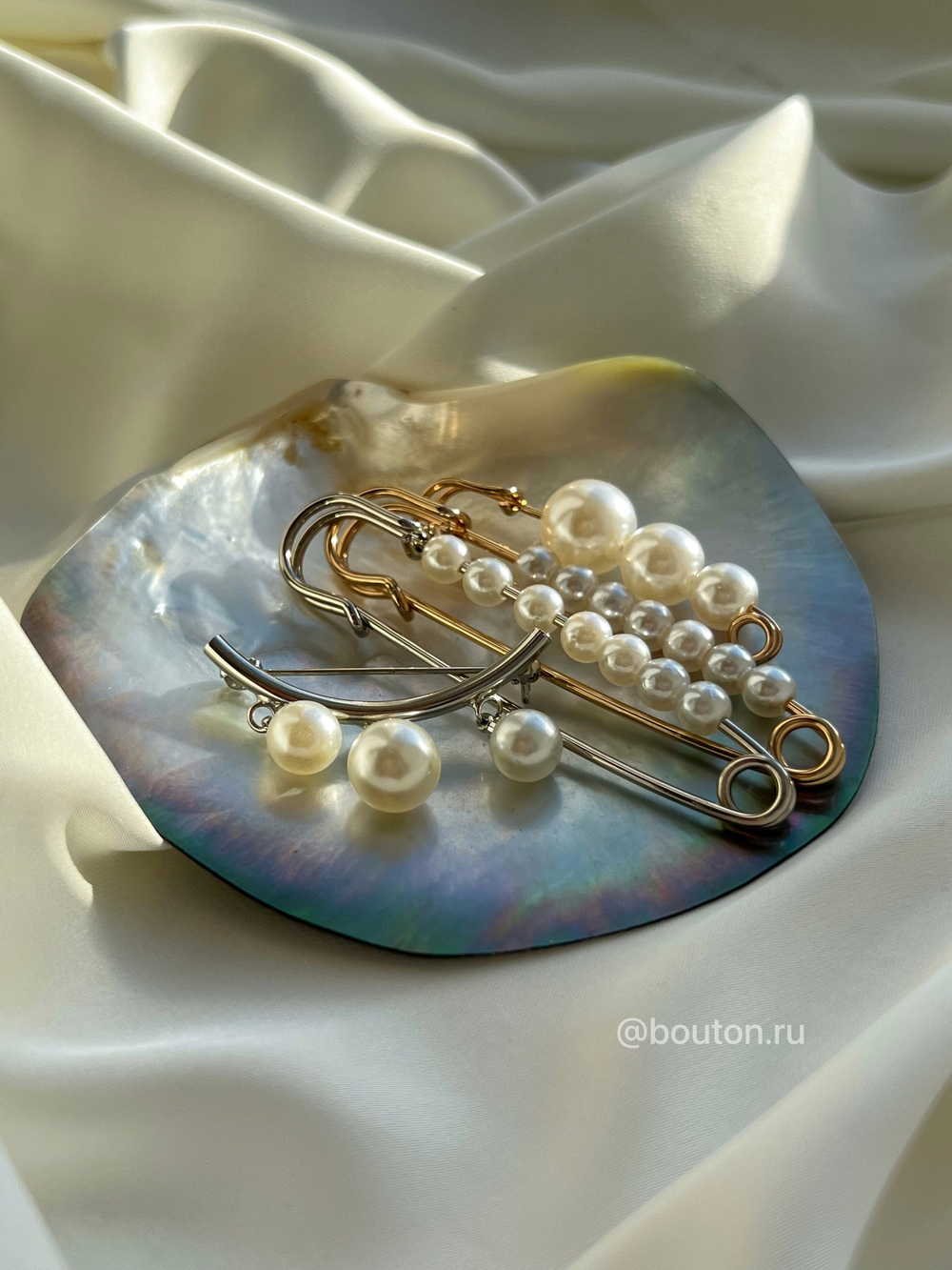 Брошь золотистая  "Булавка" подвижный жемчуг 7 см