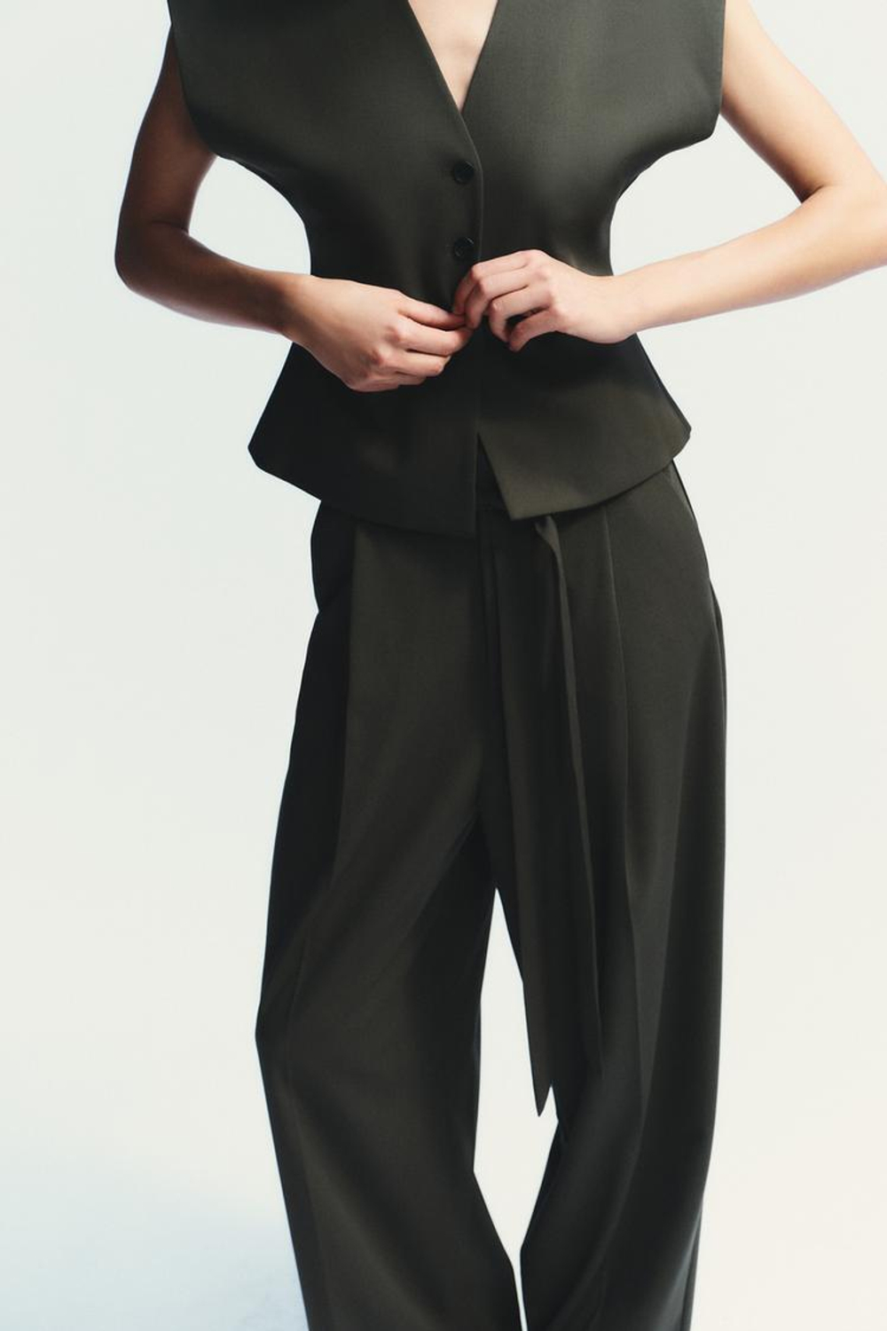 ZARA ЖИЛЕТ В ТОНКУЮ ПОЛОСКУ, СЕРО-СИНИЙ