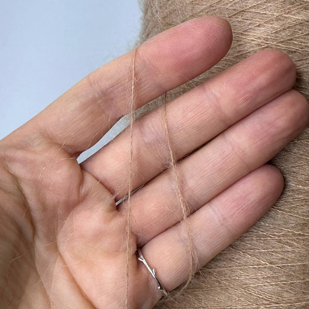 CIGNO - Ilaria Calenzano; 50% кидмохер, 30% нейлон, 20% меринос; 1000м/100гр; col. 006070, цвет: песочный