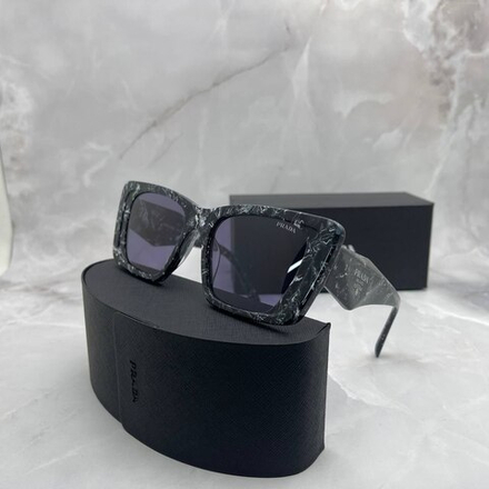 Солнцезащитные очки Prada
