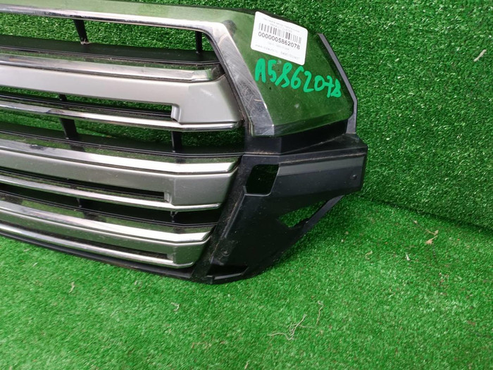 Решетка радиатора Toyota Land Cruiser 200 (2015-2021)