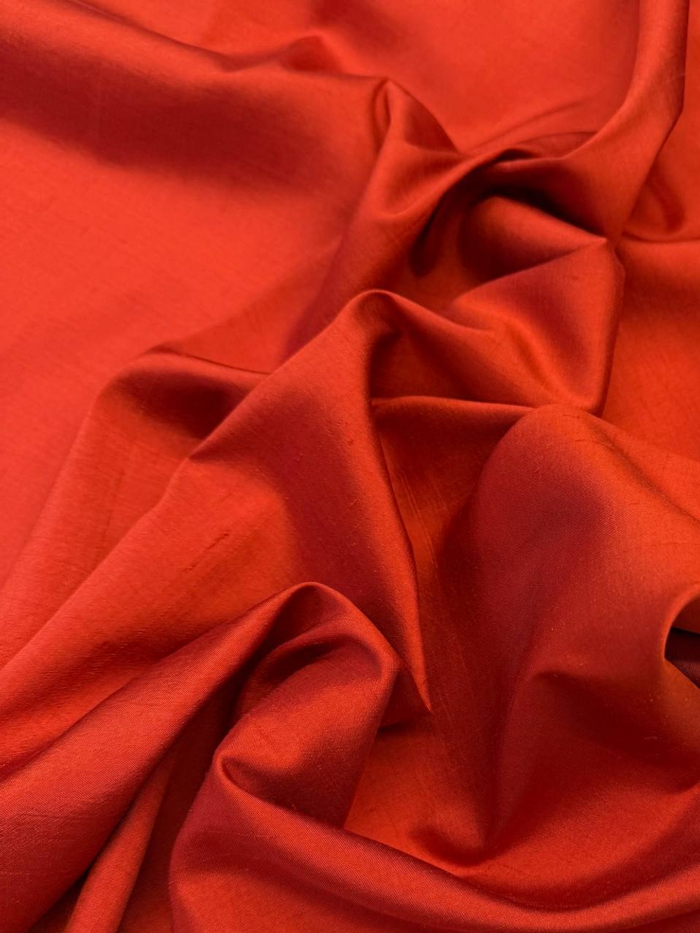 Шелк чесуча алый