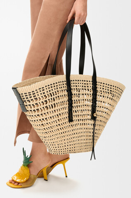 Loewe Большая плетеная сумка-корзина Braid из пальмы и телячьей кожи, натуральный/черный