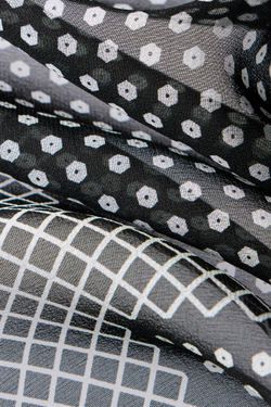 ПЛАТОК ИЗ ШЕЛКА С АВТОРСКИМ ПРИНТОМ 50*50