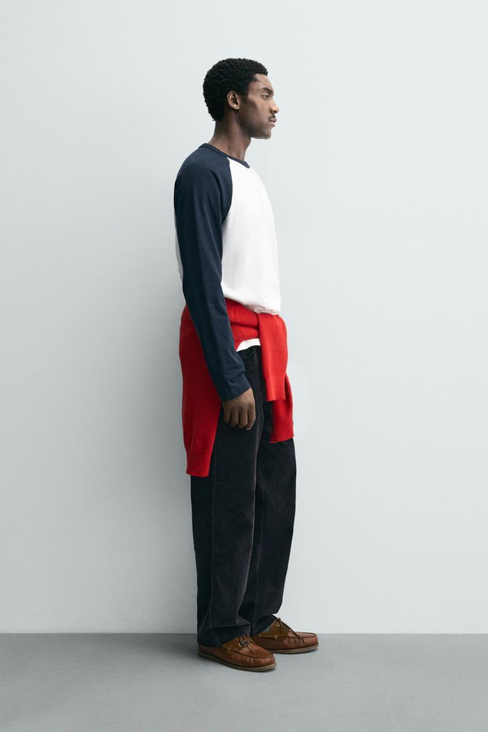 ZARA ФУТБОЛКА С ЦВЕТОВЫМИ БЛОКАМИ И РУКАВОМ РЕГЛАН, ЭКРЮ/СИНИЙ