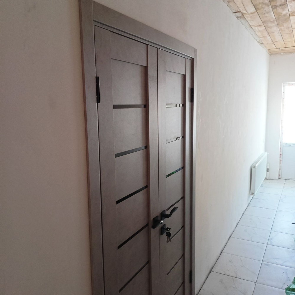 Дверь межкомнатная с темными стеклянными вставками