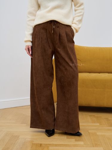 Коричневые брюки из эко-замши с защипами