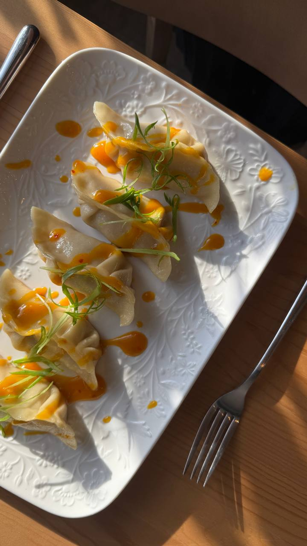 Японские пельмени (Гедза) с курицей и креветкой с соусом чили - манго