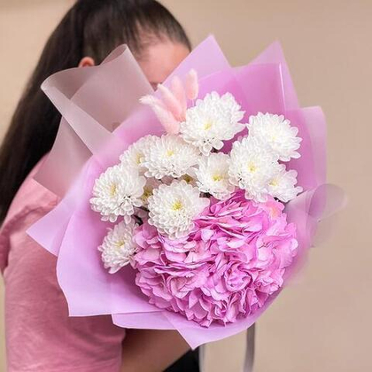 Бело-розовый букет с гортензией, хризантемой и лагурусом