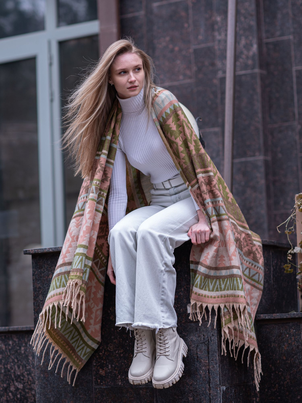 Теплый палантин с орнаментом