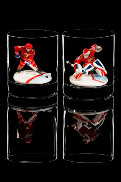 Подарочный набор из двух бокалов для виски в футляре из ореха. «Хоккеисты. Вратарь и нападающий».