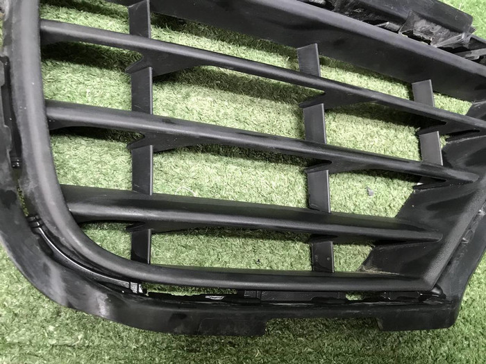 Решетка переднего бампера VW Touareg 2 NF (14-18)