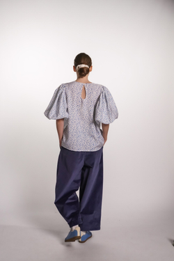 Блузка с рукавами-фонариками и капелькой на спине, синие цветочки на Айвори