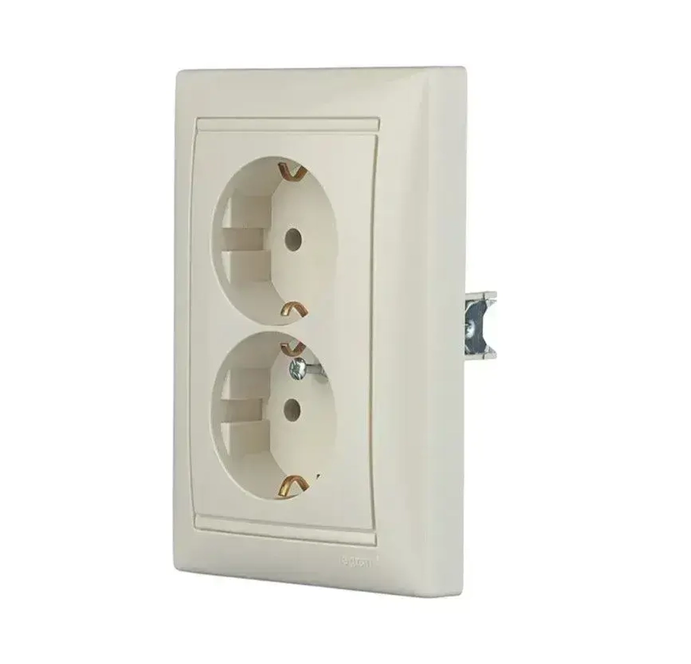 Розетка двойная с заземлением слоновая кость Legrand Valena 774370
