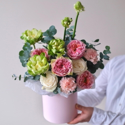 Пионовидные розы Вегги и Пинк Монстр с орнитогалумом и эвкалиптом в шляпной коробке