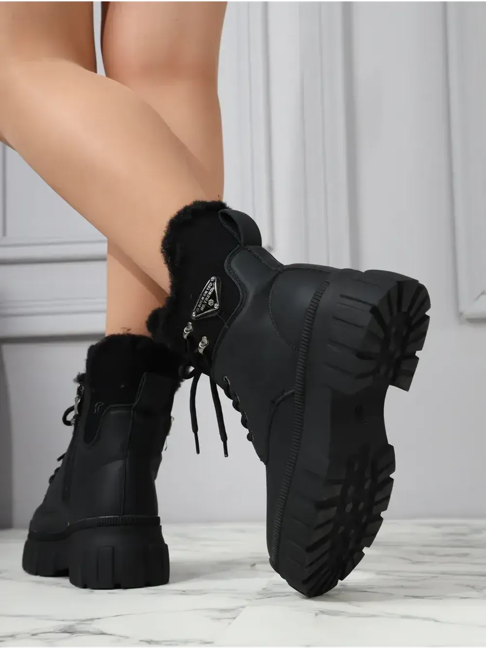 Зимние ботинки на высокой платформе