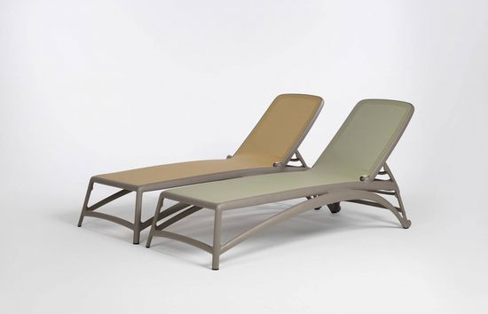 Шезлонг-лежак пластиковый Atlantico тортора/агава Nardi Италия