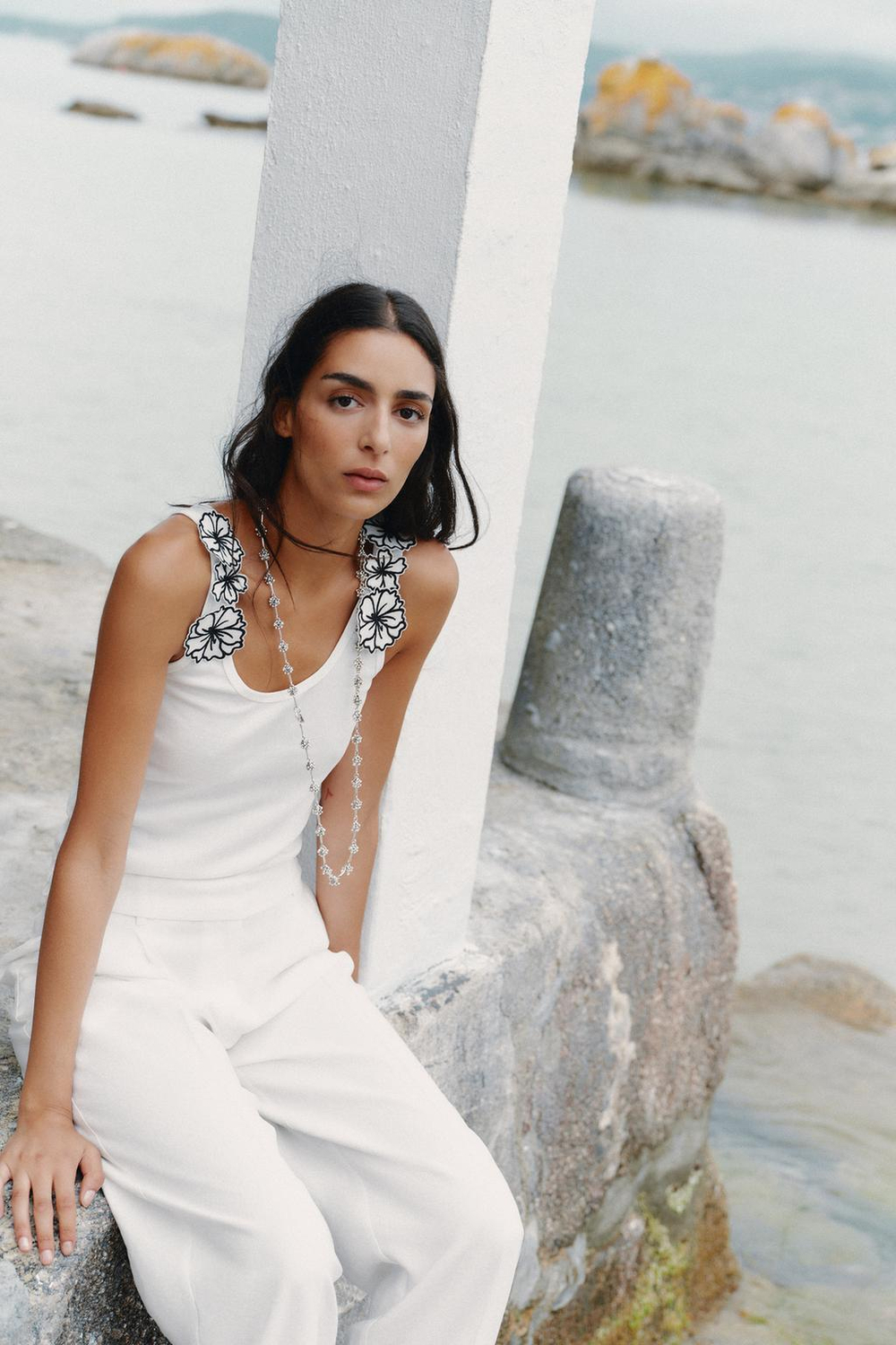 ZARA ТОП С ЦВЕТОЧНОЙ АППЛИКАЦИЕЙ, БЕЛЫЙ