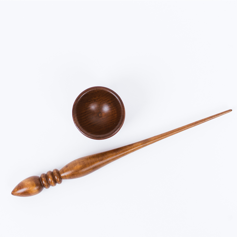 Деревянное опорное веретено для прядения с основанием из древесины сосны. B13