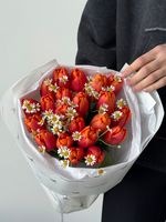 Букет из оранжевых тюльпанов и ромашки