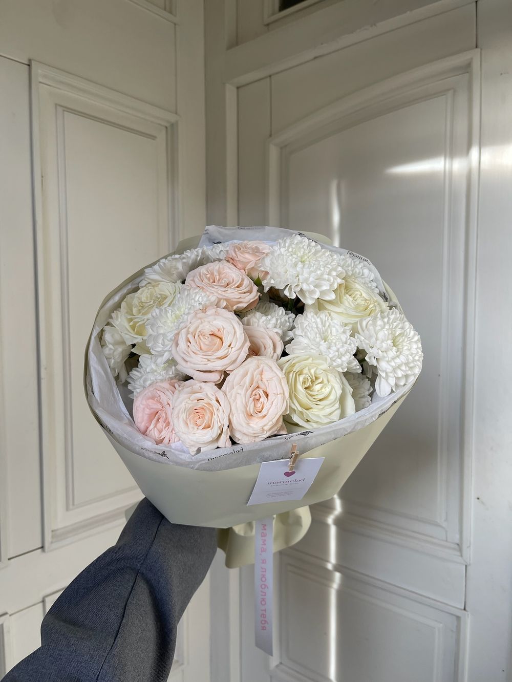 Авторский букет из хризантемы, кустовых пионовидных классических роз