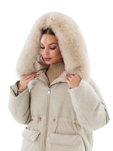 Комбинированный пуховик бежевого цвета с мехом песца