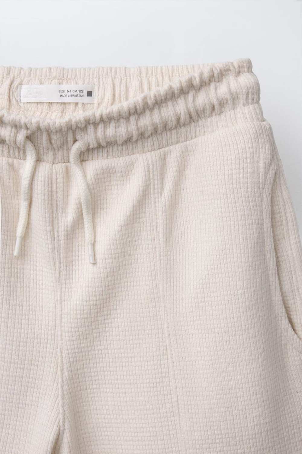 ZARA КОМПЛЕКТ ИЗ РУБАШКИ И ШОРТОВ-БЕРМУДОВ ИЗ РЕЛЬЕФНОЙ ТКАНИ, ЖЕЛТОВАТО-БЕЛЫЙ