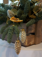 Композиция в деревянном ящике с золотыми свечами