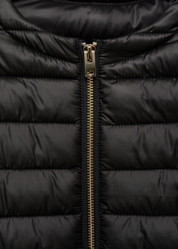 Короткий стеганый анорак с карманами