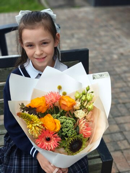 Яркий букет с герберами, розами в осенних тонах