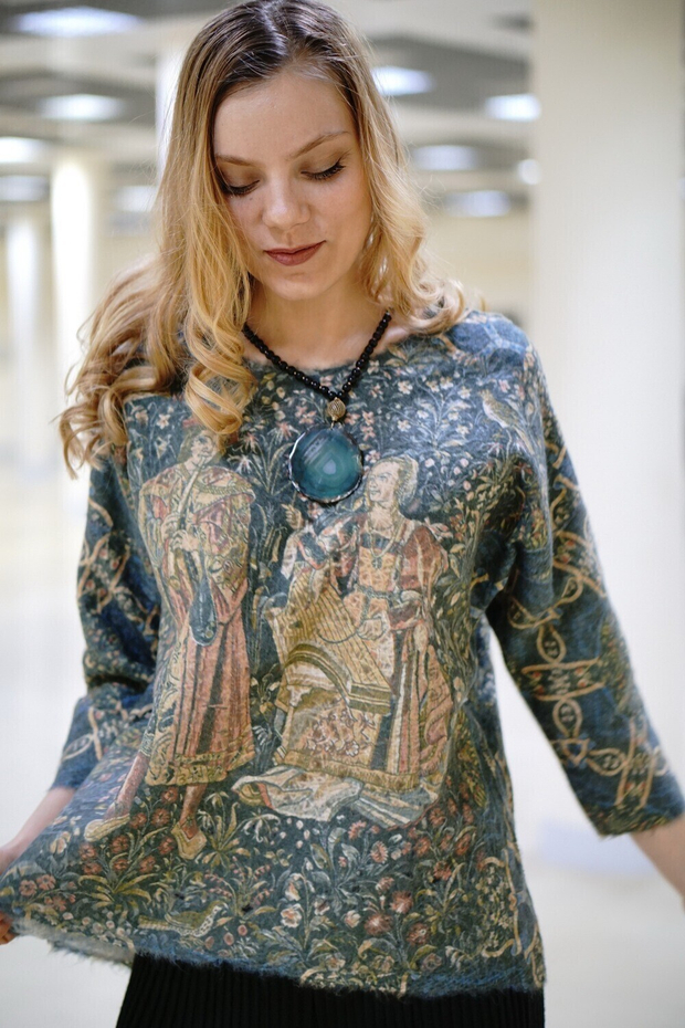 Легкий шерстяной свитер, по мотивам средневековых гобеленов