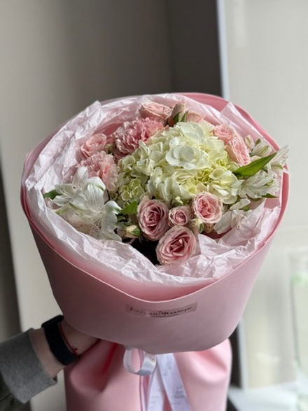 Розовый букет с гортензией и розами нежный пышный
