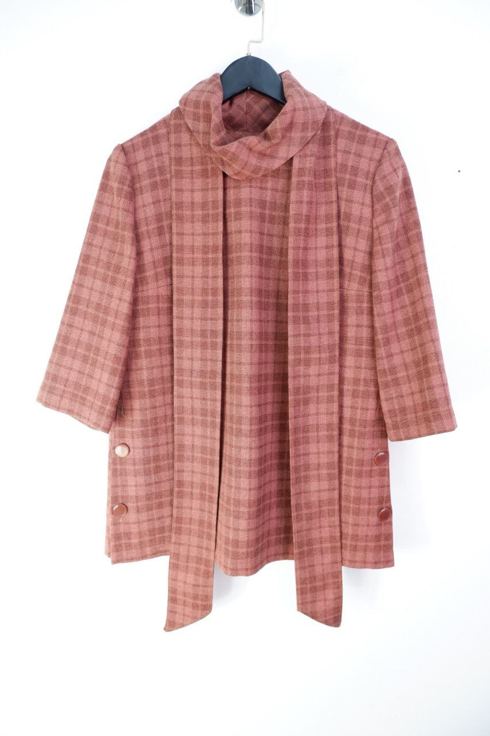 Костюм с юбкой интересный 48 размер