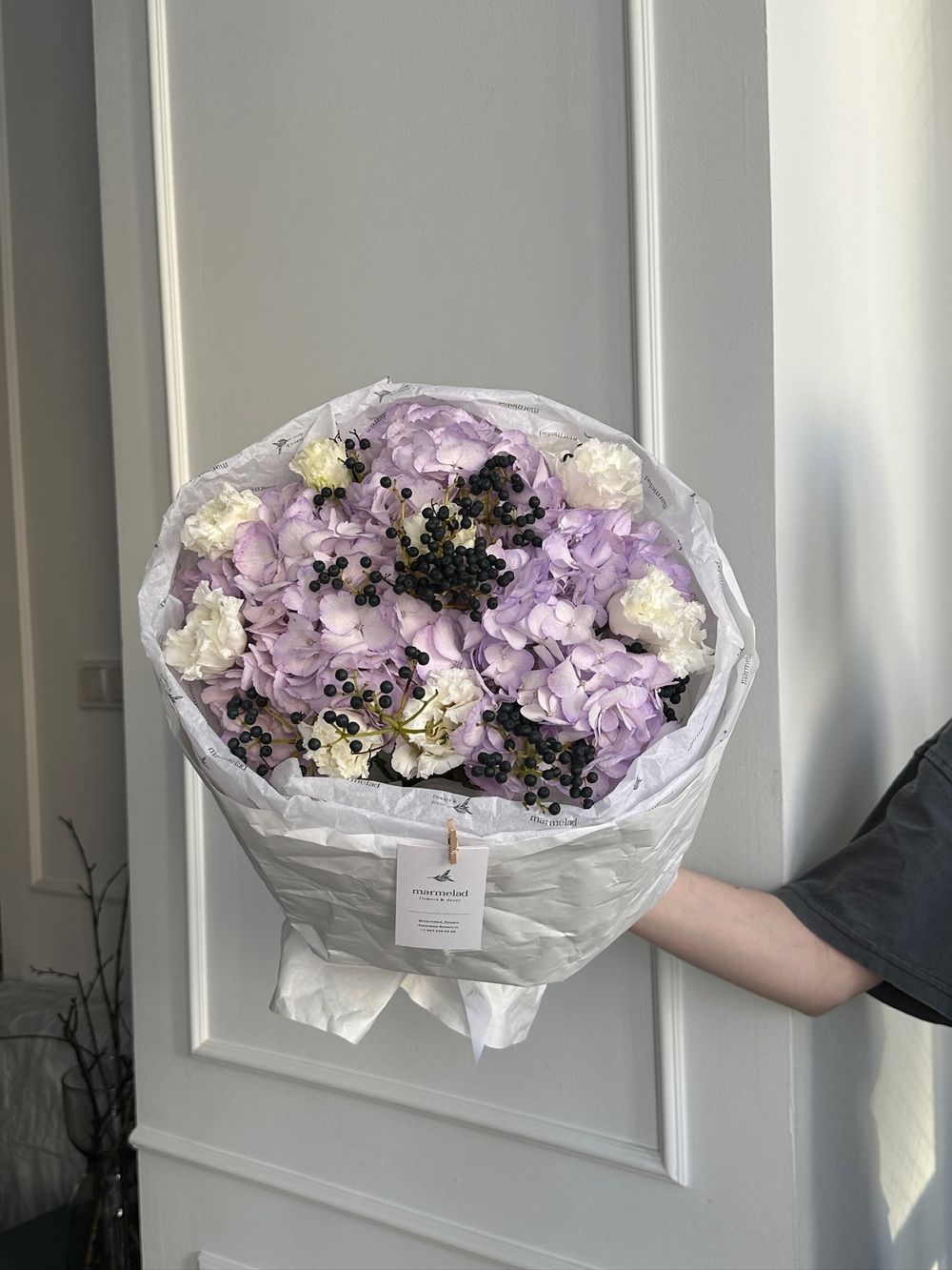 Букет сборный из гортензии, лизиантуса и вибурнума