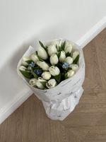 Букет из 19 белых тюльпанов и незабудок