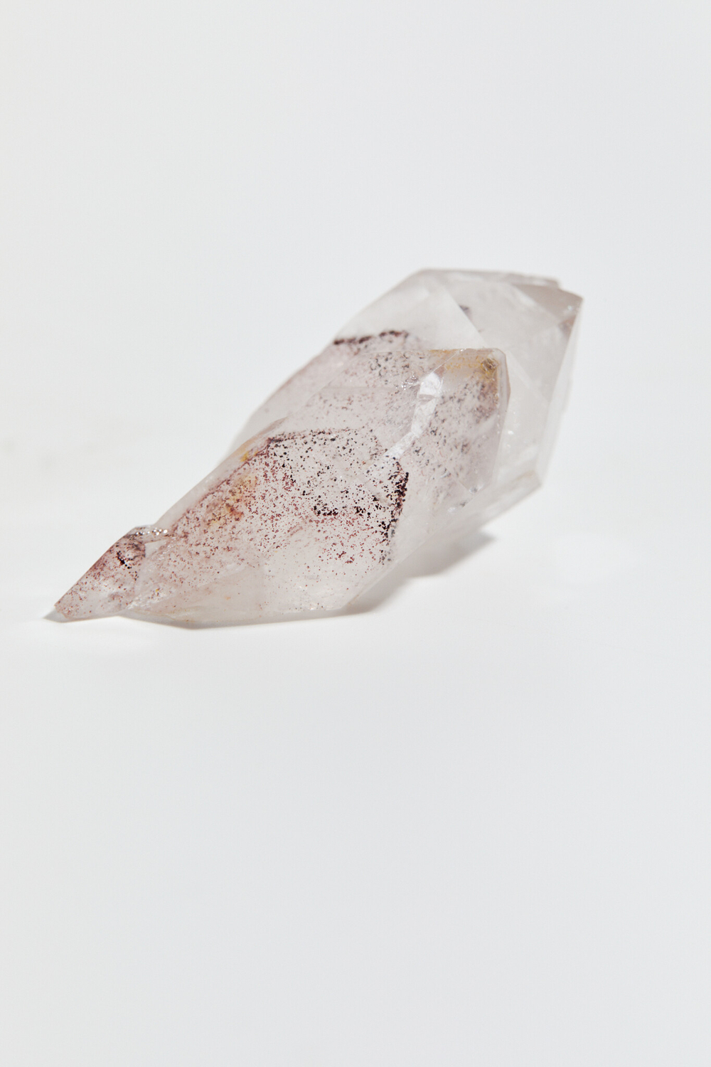 Горный хрусталь с гематитовым фантомом