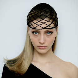 Шапочка черная с декором