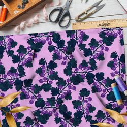 Ткань атлас затемнённая смородина на розовом фоне