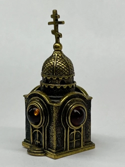 Бронзовая статуэтка на янтаре