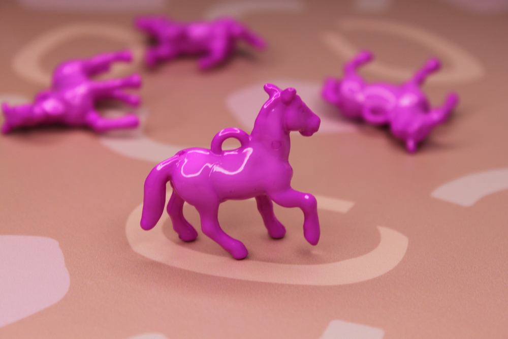 Подвеска лошадь фуксия 45х42 мм акрил