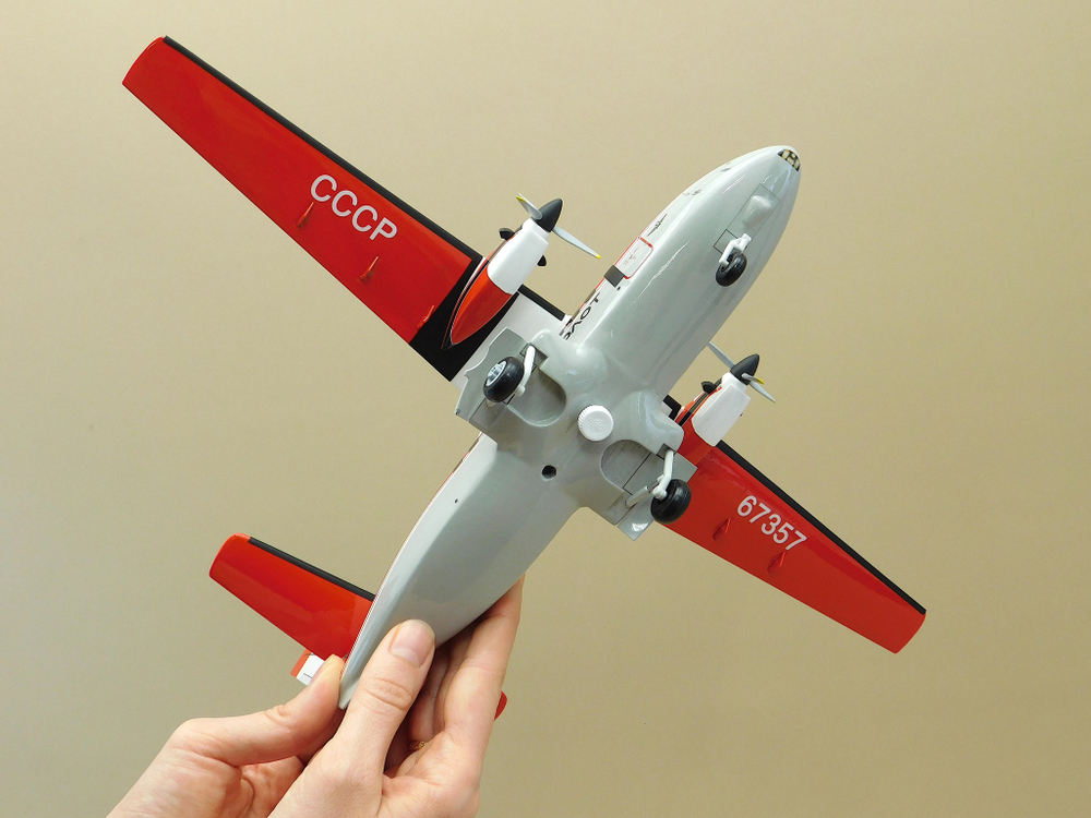 Модель самолета Л-410УВП (М1:48, Аэрофлот СССР-67357) с шасси